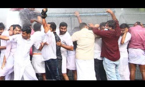കണ്ണൂരില് മുഖ്യമന്ത്രിക്കെതിരായ പ്രതിഷേധത്തിന് നേരേ ലാത്തിച്ചാര്ജ്; നിരവധി പേര്ക്ക് പരിക്ക് കണ്ണൂരില് മുഖ്യമന്ത്രിക്കെതിരായ പ്രതിഷേധത്തിന് നേരേ ലാത്തിച്ചാര്ജ്; നിരവധി പേര്ക്ക് പരിക്ക്