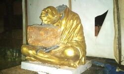 പയ്യന്നൂരിൽ കോൺ​ഗ്രസ് ഓഫിസ് തകർത്ത് ​ഗാന്ധി പ്രതിമയുടെ തലയറുത്ത് സിപിഎം