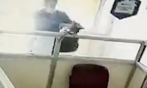 കശ്മീരില് ഏറ്റുമുട്ടല്; കൊല്ലപ്പെട്ടവരിലൊരാള് ബാങ്ക് മാനേജരുടെ കൊലപാതകതി കശ്മീരില് ഏറ്റുമുട്ടല്; കൊല്ലപ്പെട്ടവരിലൊരാള് ബാങ്ക് മാനേജരുടെ കൊലപാതകതി