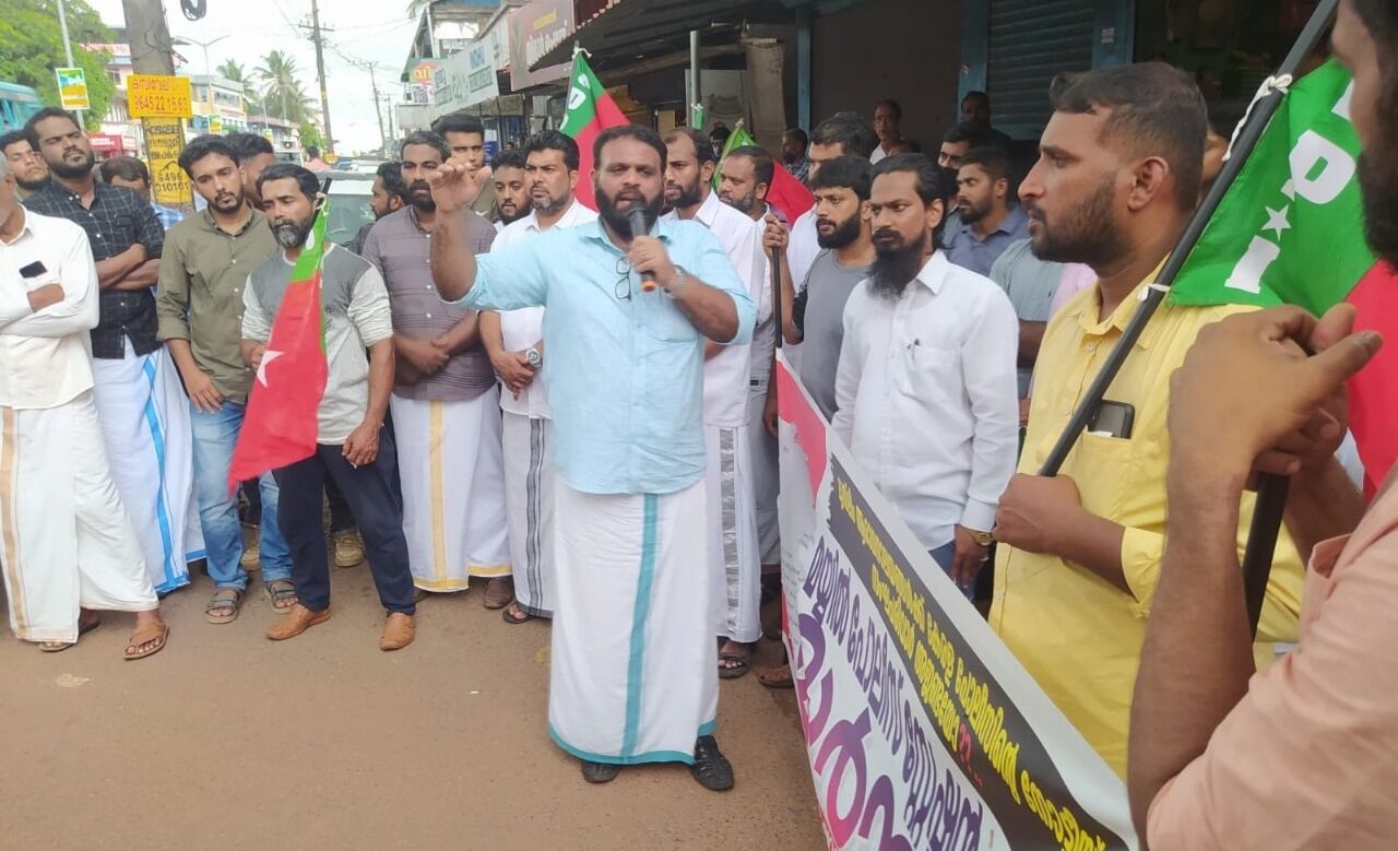 ജുമുഅ പ്രഭാഷണത്തിനു നിയന്ത്രണ നോട്ടിസ്; മയ്യില്‍ പോലിസ് സ്‌റ്റേഷനിലേക്ക് എസ് ഡിപി ഐ മാര്‍ച്ച് നടത്തി