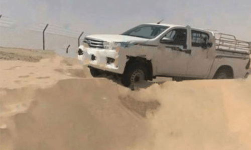 വാഹനം മരുഭൂമിയില് കുടുങ്ങി; ദാഹിച്ചു വലഞ്ഞ പിതാവും ഏഴു വയസ്സുകാരനും മരിച്ചു വാഹനം മരുഭൂമിയില് കുടുങ്ങി; ദാഹിച്ചു വലഞ്ഞ പിതാവും ഏഴു വയസ്സുകാരനും മരിച്ചു