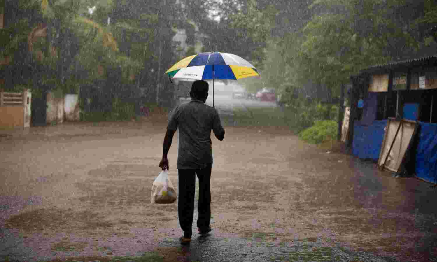 സംസ്ഥാനത്ത് കാലവര്ഷം കനക്കും: 11 ജില്ലയില് ഇന്ന് യെല്ലോ അലര്ട്ട്; മത്സ്യബന്ധനത്തിന് വിലക്ക് സംസ്ഥാനത്ത് കാലവര്ഷം കനക്കും: 11 ജില്ലയില് ഇന്ന് യെല്ലോ അലര്ട്ട്; മത്സ്യബന്ധനത്തിന് വിലക്ക്