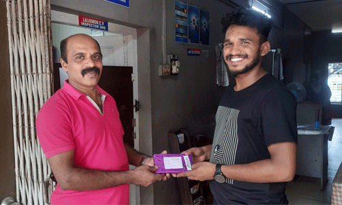ട്രെയിന് യാത്രക്കിടെ നഷ്ടപ്പെട്ട മൊബൈല് മധ്യപ്രദേശില് നിന്ന് കണ്ടെത്തി ട്രെയിന് യാത്രക്കിടെ നഷ്ടപ്പെട്ട മൊബൈല് മധ്യപ്രദേശില് നിന്ന് കണ്ടെത്തി