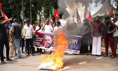 സിപിഎം-ബിജെപി ഒത്തുതീര്‍പ്പ്; സെക്രട്ടേറിയറ്റ് മുന്നില്‍ മുഖ്യമന്ത്രിയുടേയും കെ സുരേന്ദ്രന്റെയും കോലം കത്തിച്ച് എസ്ഡിപിഐ
