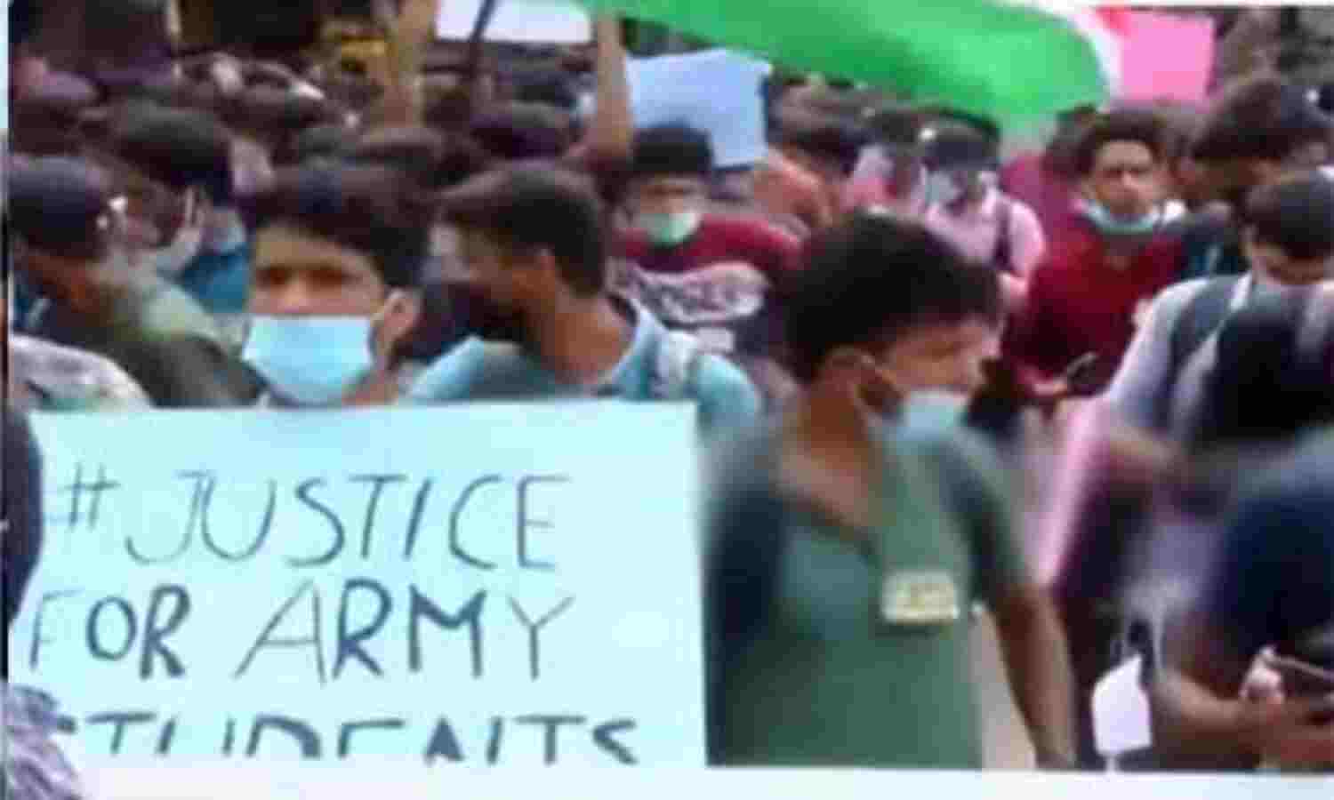 അഗ്നിപഥ് പ്രതിഷേധം;കോഴിക്കോട് റെയില്വേ സ്റ്റേഷനിലേക്ക് ഉദ്യോഗാര്ത്ഥികള് മാര്ച്ച് നടത്തി അഗ്നിപഥ് പ്രതിഷേധം;കോഴിക്കോട് റെയില്വേ സ്റ്റേഷനിലേക്ക് ഉദ്യോഗാര്ത്ഥികള് മാര്ച്ച് നടത്തി