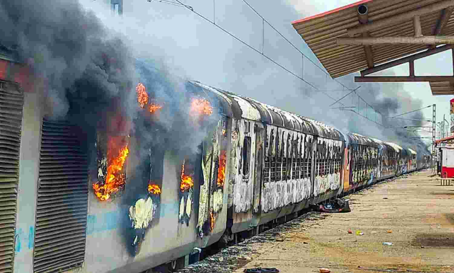 അഗ്നിപഥ്: പ്രതിഷേധം തണുപ്പിക്കാന് സംവരണം ഉള്പ്പെടെയുള്ള വഗ്ദാനങ്ങളുമായി കേന്ദ്രം അഗ്നിപഥ്: പ്രതിഷേധം തണുപ്പിക്കാന് സംവരണം ഉള്പ്പെടെയുള്ള വഗ്ദാനങ്ങളുമായി കേന്ദ്രം