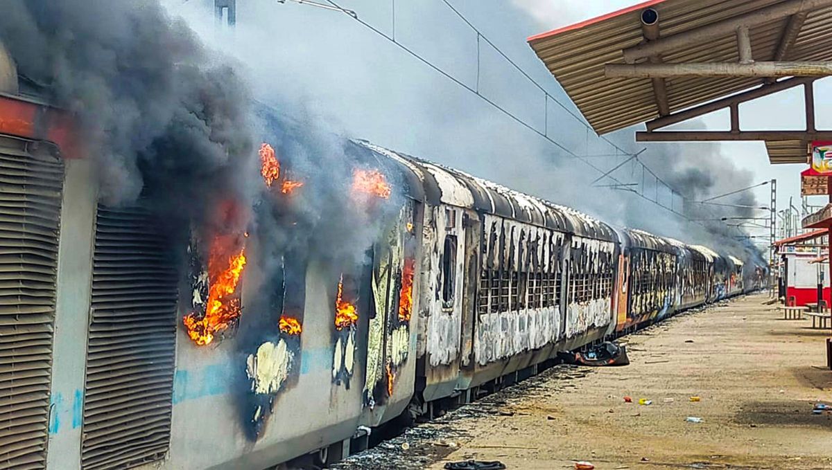 അഗ്നിപഥ്: പ്രതിഷേധം തണുപ്പിക്കാന് സംവരണം ഉള്പ്പെടെയുള്ള വഗ്ദാനങ്ങളുമായി കേന്ദ്രം അഗ്നിപഥ്: പ്രതിഷേധം തണുപ്പിക്കാന് സംവരണം ഉള്പ്പെടെയുള്ള വഗ്ദാനങ്ങളുമായി കേന്ദ്രം