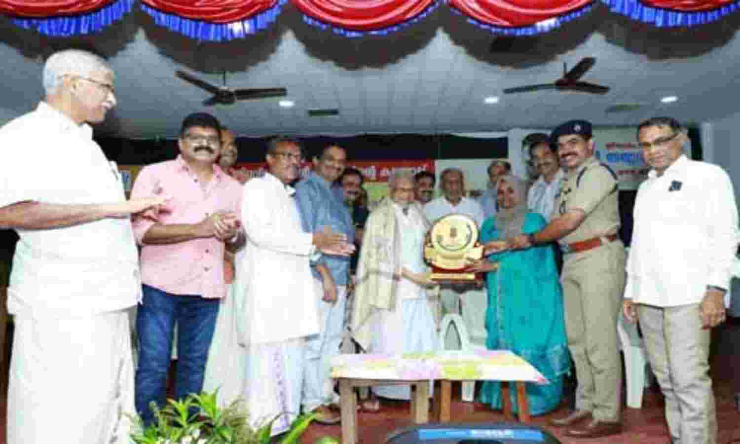 സൗഹൃദവേദി തിരൂര് ഡോ.പി വി എ കെ ബാവയെ ആദരിച്ചു സൗഹൃദവേദി തിരൂര് ഡോ.പി വി എ കെ ബാവയെ ആദരിച്ചു