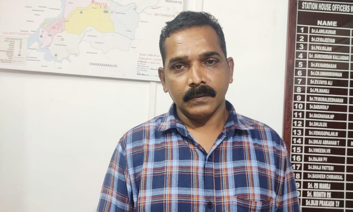 കാര് വര്ക്ക് ഷോപ്പിന്റെ പൂട്ട് തകര്ത്ത് മോഷണശ്രമം; കുപ്രസിദ്ധ മോഷ്ടാവ് മയ്യിലില് പിടിയില് കാര് വര്ക്ക് ഷോപ്പിന്റെ പൂട്ട് തകര്ത്ത് മോഷണശ്രമം; കുപ്രസിദ്ധ മോഷ്ടാവ് മയ്യിലില് പിടിയില്