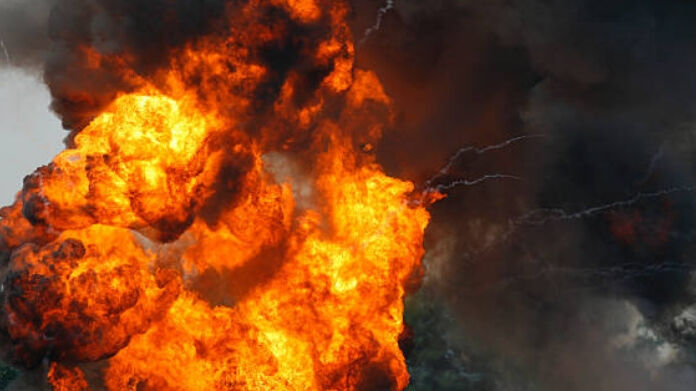 കോഴിക്കോട് സിപിഎം ലോക്കൽ സെക്രട്ടറിയുടെ വീടിന് നേരെ ബോംബേറ് കോഴിക്കോട് സിപിഎം ലോക്കൽ സെക്രട്ടറിയുടെ വീടിന് നേരെ ബോംബേറ്