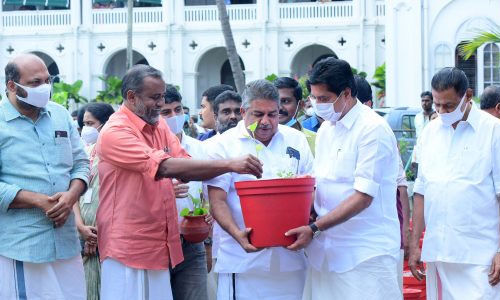 ഓണത്തിനൊരു മുറം പച്ചക്കറി: സെക്രട്ടേറിയറ്റില് തുടക്കമായി ഓണത്തിനൊരു മുറം പച്ചക്കറി: സെക്രട്ടേറിയറ്റില് തുടക്കമായി