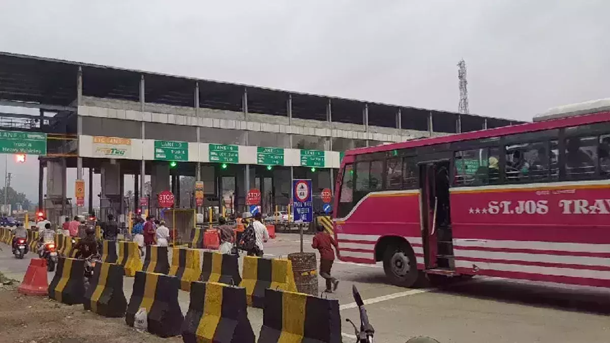 പന്നിയങ്കരയിലെ ടോള്: ഹര്ജി ഹൈക്കോടതി നാളെ പരിഗണിക്കും പന്നിയങ്കരയിലെ ടോള്: ഹര്ജി ഹൈക്കോടതി നാളെ പരിഗണിക്കും