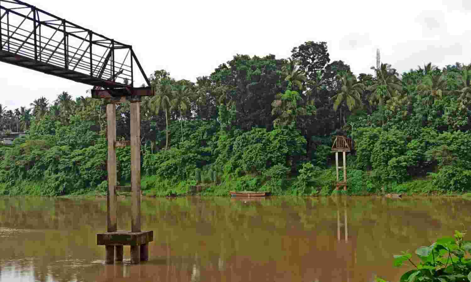 വെള്ളപ്പൊക്കത്തില് തകര്ന്ന നടപ്പാലം പുനര്നിര്മ്മിക്കാതെ അധികൃതര്; പിന്നില് രാഷ്ട്രീയ കളിയെന്ന് ആരോപണം വെള്ളപ്പൊക്കത്തില് തകര്ന്ന നടപ്പാലം പുനര്നിര്മ്മിക്കാതെ അധികൃതര്; പിന്നില് രാഷ്ട്രീയ കളിയെന്ന് ആരോപണം