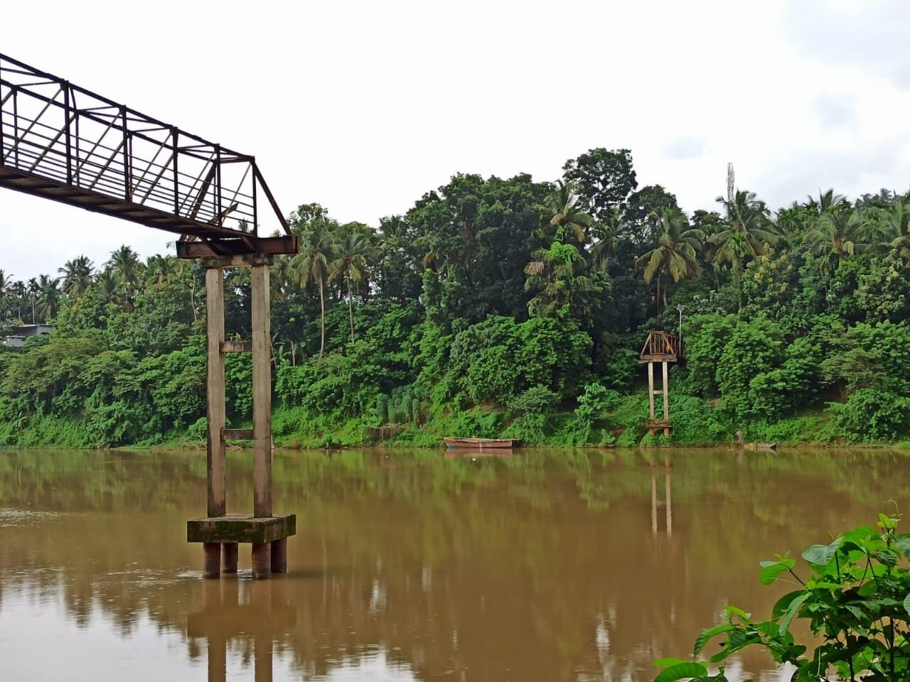 വെള്ളപ്പൊക്കത്തില്‍ തകര്‍ന്ന നടപ്പാലം   പുനര്‍നിര്‍മ്മിക്കാതെ അധികൃതര്‍;  പിന്നില്‍ രാഷ്ട്രീയ കളിയെന്ന് ആരോപണം