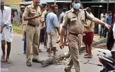 വൈദ്യുതി പോസ്റ്റ് വീണ് ബൈക്ക് യാത്രക്കാരന് മരിച്ച സംഭവം: കെഎസ്ഇബി കരാറുകാരന് കസ്റ്റഡിയില്, നരഹത്യയ്ക്ക് കേസ് വൈദ്യുതി പോസ്റ്റ് വീണ് ബൈക്ക് യാത്രക്കാരന് മരിച്ച സംഭവം: കെഎസ്ഇബി കരാറുകാരന് കസ്റ്റഡിയില്, നരഹത്യയ്ക്ക് കേസ്