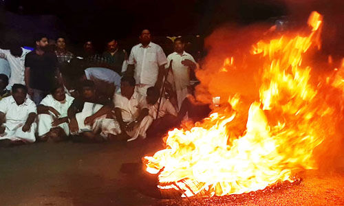 രാഹുല്ഗാന്ധിയുടെ ഓഫിസിനു നേരെയുളള ആക്രമണം: കോണ്ഗ്രസ്സുകാര് മലപ്പുറത്ത് വഴിതടഞ്ഞു രാഹുല്ഗാന്ധിയുടെ ഓഫിസിനു നേരെയുളള ആക്രമണം: കോണ്ഗ്രസ്സുകാര് മലപ്പുറത്ത് വഴിതടഞ്ഞു