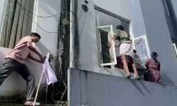 രാഹുല് ഗാന്ധിയുടെ ഓഫിസിനു നേരെ ആക്രമണം: എഡിജിപി അന്വേഷിക്കും; ഡിവൈഎസ്പിക്ക് സസ്പെന്ഷന് രാഹുല് ഗാന്ധിയുടെ ഓഫിസിനു നേരെ ആക്രമണം: എഡിജിപി അന്വേഷിക്കും; ഡിവൈഎസ്പിക്ക് സസ്പെന്ഷന്