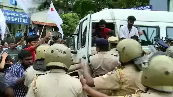 എംപി ഓഫിസ് ആക്രമണം:എസ്എഫ്ഐ വയനാട് ജില്ല പ്രസിഡന്റ് ഉള്പ്പെടെ 19 പേര് അറസ്റ്റില്; ഇന്ന് കൂടുതല് അറസ്റ്റ് ഉണ്ടായേക്കും എംപി ഓഫിസ് ആക്രമണം:എസ്എഫ്ഐ വയനാട് ജില്ല പ്രസിഡന്റ് ഉള്പ്പെടെ 19 പേര് അറസ്റ്റില്; ഇന്ന് കൂടുതല് അറസ്റ്റ് ഉണ്ടായേക്കും