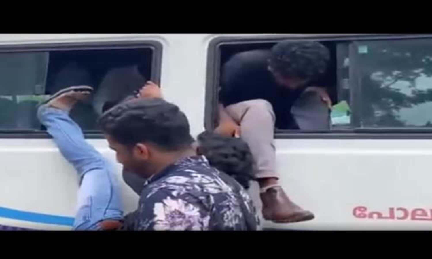 പ്രതികളുടെ ലിസ്റ്റ് തരുമല്ലോ, അവരെ പിടിച്ചാല് പോരേ... പോലിസുകാരോട് എസ്എഫ്ഐ പ്രവര്ത്തകര്; വീഡിയോ പുറത്തുവിട്ട് വി ടി ബല്റാം പ്രതികളുടെ ലിസ്റ്റ് തരുമല്ലോ, അവരെ പിടിച്ചാല് പോരേ... പോലിസുകാരോട് എസ്എഫ്ഐ പ്രവര്ത്തകര്; വീഡിയോ പുറത്തുവിട്ട് വി ടി ബല്റാം