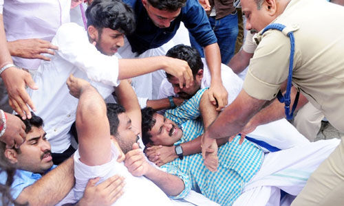 രാഹുല് ഗാന്ധിയുടെ ഓഫിസ് തകര്ത്ത സംഭവം: കണ്ണൂരില് യൂത്ത് കോണ്ഗ്രസ് പ്രവര്ത്തകര് പ്രതിഷേധിച്ചു രാഹുല് ഗാന്ധിയുടെ ഓഫിസ് തകര്ത്ത സംഭവം: കണ്ണൂരില് യൂത്ത് കോണ്ഗ്രസ് പ്രവര്ത്തകര് പ്രതിഷേധിച്ചു