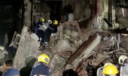 മുംബൈയില് നാല് നില കെട്ടിടം തകര്ന്നു; 10 പേര് കുടുങ്ങിയെന്ന് സംശയം, 12 പേരെ രക്ഷപ്പെടുത്തി മുംബൈയില് നാല് നില കെട്ടിടം തകര്ന്നു; 10 പേര് കുടുങ്ങിയെന്ന് സംശയം, 12 പേരെ രക്ഷപ്പെടുത്തി