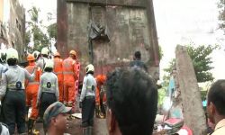 മുംബൈയില് നാല് നില കെട്ടിടം തകര്ന്നു; ഒരു മരണം; 12 പേരെ പുറത്തെത്തിച്ചു; നിരവധിപേര് കുടുങ്ങിയതായി സംശയം മുംബൈയില് നാല് നില കെട്ടിടം തകര്ന്നു; ഒരു മരണം; 12 പേരെ പുറത്തെത്തിച്ചു; നിരവധിപേര് കുടുങ്ങിയതായി സംശയം