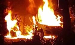 സ്വര്ണ കടത്ത് പ്രതി അര്ജുന് ആയങ്കിയുമായി ബന്ധം;വടകരയില് സിപിഎം പ്രവര്ത്തകനെ വീട്ടില് നിന്ന് വിളിച്ചിറക്കി മര്ദ്ദിച്ചു, കാറും കത്തിച്ചു സ്വര്ണ കടത്ത് പ്രതി അര്ജുന് ആയങ്കിയുമായി ബന്ധം;വടകരയില് സിപിഎം പ്രവര്ത്തകനെ വീട്ടില് നിന്ന് വിളിച്ചിറക്കി മര്ദ്ദിച്ചു, കാറും കത്തിച്ചു