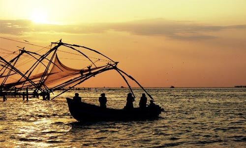 മല്‍സ്യബന്ധനത്തിനിടെ വള്ളം മറിഞ്ഞ് ഒരാളെ കാണാതായി; അഞ്ചുപേരെ വിദേശ കപ്പല്‍ രക്ഷിച്ച് കൊച്ചിയിലെത്തിച്ചു