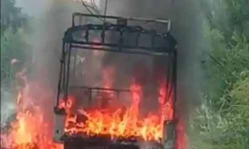 വൈദ്യുതിക്കമ്പി ഓട്ടോറിക്ഷക്ക് മുകളില് പൊട്ടിവീണ് യാത്രക്കാരായ എട്ട് പേര് മരിച്ചു വൈദ്യുതിക്കമ്പി ഓട്ടോറിക്ഷക്ക് മുകളില് പൊട്ടിവീണ് യാത്രക്കാരായ എട്ട് പേര് മരിച്ചു