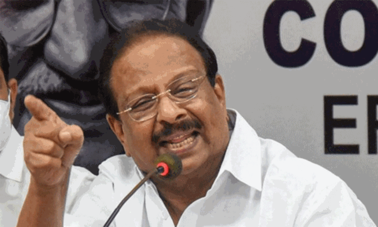 എകെജി സെന്ററിന് നേരെ നടന്ന ആക്രമണം ഇ പി ജയരാജന്റെ തിരക്കഥ: കെ സുധാകരന് എകെജി സെന്ററിന് നേരെ നടന്ന ആക്രമണം ഇ പി ജയരാജന്റെ തിരക്കഥ: കെ സുധാകരന്