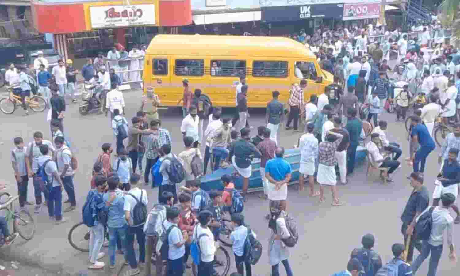 കടലില് കാണാതായ യുവാവിനായുള്ള തിരച്ചിലില് അധികൃതരുടെ അനാസ്ഥ: റോഡ് ഉപരോധിച്ച് മല്സ്യത്തൊഴിലാളികളുടെ പ്രതിഷേധം കടലില് കാണാതായ യുവാവിനായുള്ള തിരച്ചിലില് അധികൃതരുടെ അനാസ്ഥ: റോഡ് ഉപരോധിച്ച് മല്സ്യത്തൊഴിലാളികളുടെ പ്രതിഷേധം