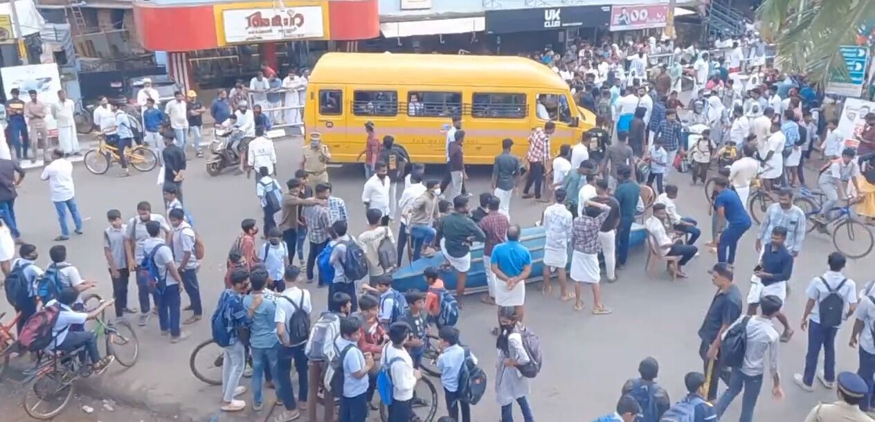 കടലില്‍ കാണാതായ യുവാവിനായുള്ള തിരച്ചിലില്‍ അധികൃതരുടെ അനാസ്ഥ: റോഡ് ഉപരോധിച്ച് മല്‍സ്യത്തൊഴിലാളികളുടെ പ്രതിഷേധം