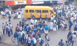 കടലില്‍ കാണാതായ യുവാവിനായുള്ള തിരച്ചിലില്‍ അധികൃതരുടെ അനാസ്ഥ: റോഡ് ഉപരോധിച്ച് മല്‍സ്യത്തൊഴിലാളികളുടെ പ്രതിഷേധം