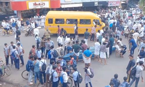 കടലില്‍ കാണാതായ യുവാവിനായുള്ള തിരച്ചിലില്‍ അധികൃതരുടെ അനാസ്ഥ: റോഡ് ഉപരോധിച്ച് മല്‍സ്യത്തൊഴിലാളികളുടെ പ്രതിഷേധം