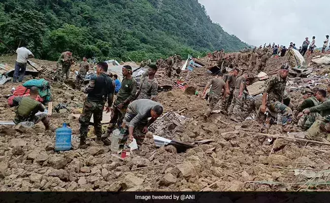മണിപ്പൂര് മണ്ണിടിച്ചില്: മരണസംഖ്യ 20 ആയി ഉയര്ന്നു, 44 പേര് ഇപ്പോഴും മണ്ണിനടിയില് മണിപ്പൂര് മണ്ണിടിച്ചില്: മരണസംഖ്യ 20 ആയി ഉയര്ന്നു, 44 പേര് ഇപ്പോഴും മണ്ണിനടിയില്
