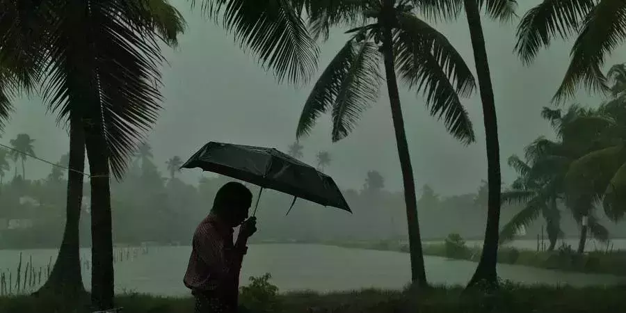 ശക്തമായ മഴയ്ക്ക് സാധ്യത, 13 ജില്ലകളില്‍ യെല്ലോ അലേര്‍ട്ട്, കടലാക്രമണ മുന്നറിയിപ്പ്