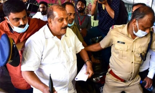 അറസ്റ്റിലായിട്ടും അടങ്ങാതെ പിസി; ചോദ്യം ചോദിച്ച മാധ്യമപ്രവര്ത്തകയെ അപമാനിച്ച് പിസി ജോര്ജ് അറസ്റ്റിലായിട്ടും അടങ്ങാതെ പിസി; ചോദ്യം ചോദിച്ച മാധ്യമപ്രവര്ത്തകയെ അപമാനിച്ച് പിസി ജോര്ജ്