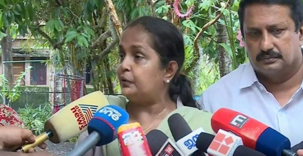 അറസ്റ്റിന് പിന്നില് പിണറായിയുടെ രാഷ്ട്രീയ വൈരാഗ്യം: അയാളെ വെടിവച്ച് കൊല്ലണം ജോര്ജിന്റെ ഭാര്യ ഉഷ അറസ്റ്റിന് പിന്നില് പിണറായിയുടെ രാഷ്ട്രീയ വൈരാഗ്യം: അയാളെ വെടിവച്ച് കൊല്ലണം ജോര്ജിന്റെ ഭാര്യ ഉഷ