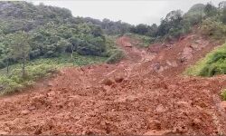 പൊഴുതന കുറിച്യർ മലയിൽ വീണ്ടും ഉരുൾപൊട്ടൽ പൊഴുതന കുറിച്യർ മലയിൽ വീണ്ടും ഉരുൾപൊട്ടൽ