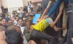 ഉദയ്പൂര് കൊലപാതകം: കോടതിവളപ്പില് പ്രതികള്ക്കുനേരെ ആക്രമണം ഉദയ്പൂര് കൊലപാതകം: കോടതിവളപ്പില് പ്രതികള്ക്കുനേരെ ആക്രമണം