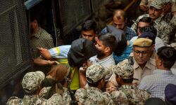 ഉദയ്പൂര് കൊലപാതകം: ആള്ക്കൂട്ടം പ്രതികളുടെ വസ്ത്രം വലിച്ചുകീറി, മര്ദ്ദിച്ചു; പാകിസ്താന്വിരുദ്ധ മുദ്രാവാക്യം വിളിച്ചു ഉദയ്പൂര് കൊലപാതകം: ആള്ക്കൂട്ടം പ്രതികളുടെ വസ്ത്രം വലിച്ചുകീറി, മര്ദ്ദിച്ചു; പാകിസ്താന്വിരുദ്ധ മുദ്രാവാക്യം വിളിച്ചു