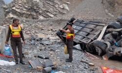 പാകിസ്താനില് ബസ് മലയിടുക്കിലേക്ക് വീണ് 19 പേര് മരിച്ചു പാകിസ്താനില് ബസ് മലയിടുക്കിലേക്ക് വീണ് 19 പേര് മരിച്ചു