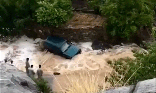 ഒമാനില്‍ ശക്തമായ കാറ്റും മഴയും