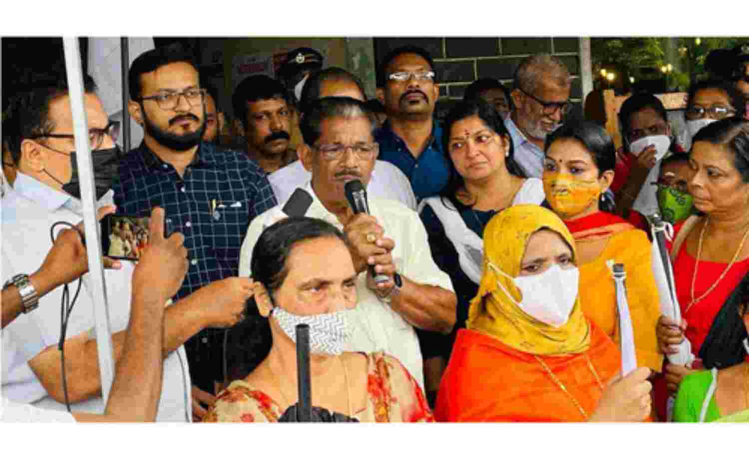 വൈദ്യുതി ചാര്ജ്ജ് വര്ധന: വ്യാപാരികള് കെഎസ്ഇബി ഓഫീസ് ഉപരോധിച്ചു വൈദ്യുതി ചാര്ജ്ജ് വര്ധന: വ്യാപാരികള് കെഎസ്ഇബി ഓഫീസ് ഉപരോധിച്ചു