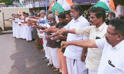 ഭരണഘടനയെ അപമാനിക്കാന്‍ അനുവദിക്കില്ല; കോണ്‍ഗ്രസ് പ്രവര്‍ത്തകര്‍ ഭരണഘടന സംരക്ഷണ പ്രതിജ്ഞയെടുത്തു