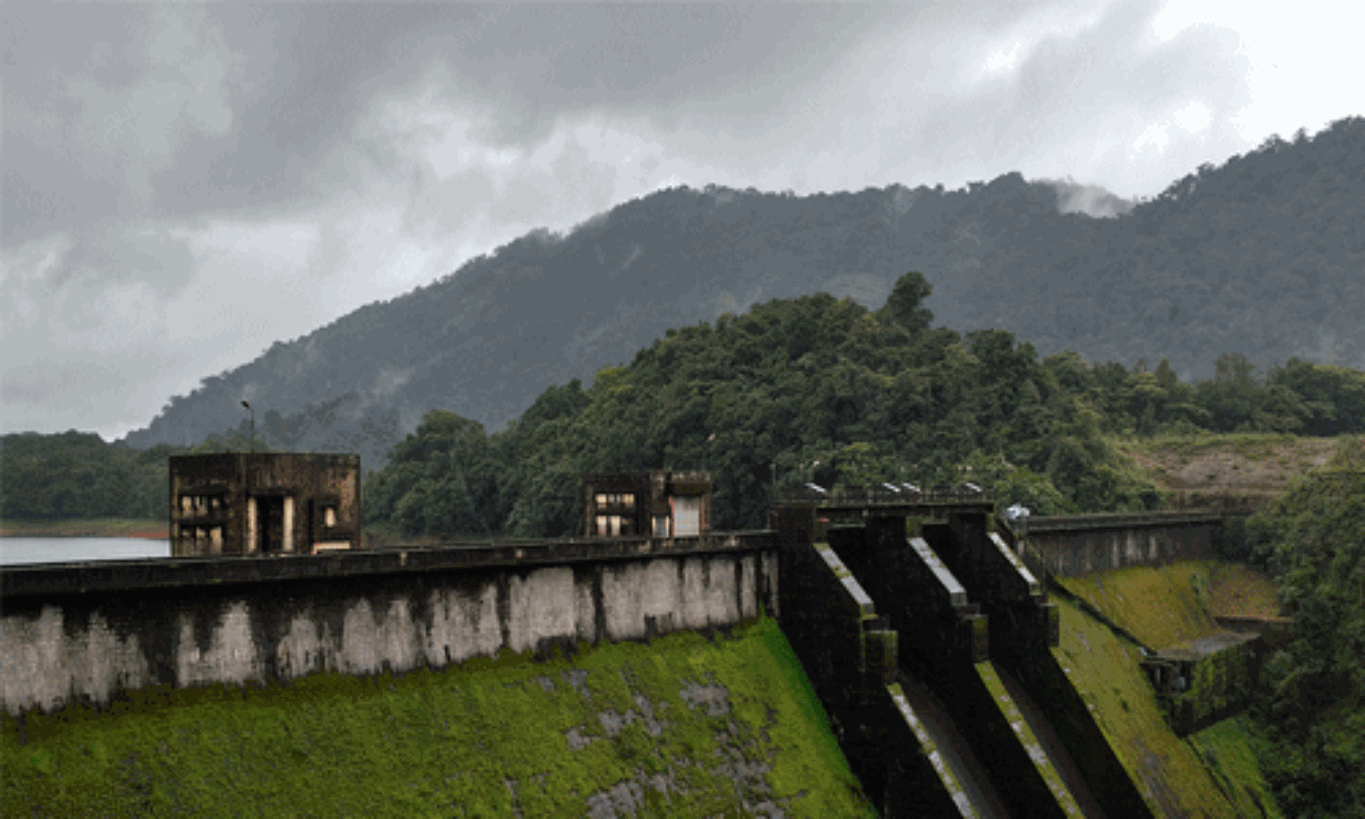 ജലനിരപ്പ് ഉയര്ന്നു; കക്കയം ഡാമില് റെഡ് അലര്ട്ട് പ്രഖ്യാപിച്ചു ജലനിരപ്പ് ഉയര്ന്നു; കക്കയം ഡാമില് റെഡ് അലര്ട്ട് പ്രഖ്യാപിച്ചു