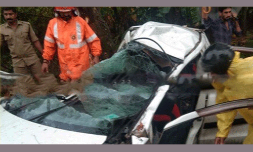 കാര് മരത്തിലിടിച്ചു മൂന്ന് പേര്ക്ക് ദാരുണാന്ത്യം കാര് മരത്തിലിടിച്ചു മൂന്ന് പേര്ക്ക് ദാരുണാന്ത്യം