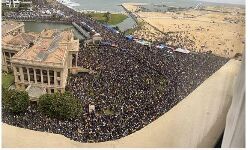 ശ്രീലങ്കയില്‍ ആയിരങ്ങള്‍ പ്രസിഡന്റിന്റെ വസതിയിലേക്ക് ഇരച്ചുകയറി; രാജിസന്നദ്ധത അറിയിച്ച് രാജപക്‌സെ