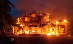 ശ്രീലങ്കയിൽ പ്രധാനമന്ത്രിയുടെ വീടിനും തീയിട്ടു; രാത്രിയും ജനം തെരുവിൽ ശ്രീലങ്കയിൽ പ്രധാനമന്ത്രിയുടെ വീടിനും തീയിട്ടു; രാത്രിയും ജനം തെരുവിൽ