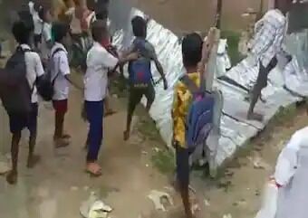 ഉച്ചഭക്ഷണം കൊടുത്തില്ല; ബിഹാറിൽ വിദ്യാർഥികൾ സ്കൂൾ അടിച്ചു തകർത്തു ഉച്ചഭക്ഷണം കൊടുത്തില്ല; ബിഹാറിൽ വിദ്യാർഥികൾ സ്കൂൾ അടിച്ചു തകർത്തു